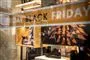 butiksvindue med black friday-skilt 