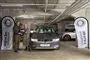 To personer i en kælder ved en elbil