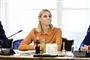 trine bramsen sidder ved bord