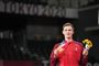 victor axelsen står med medalje