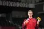 victor axelsen står med medalje
