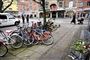 blomster ligger på fortov ved nørrebrogade i København