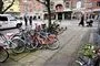 blomster ligger på fortov ved nørrebrogade i København