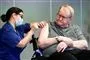Mand bliver vaccineret