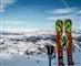 Et par ski står i sneen