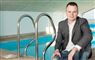 En yngre mand ved en swimmingpool