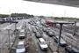 En masse biler holder i kø ved betalingsanlægget ved broen