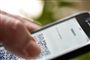 mobiltelefon med coronapas på skærmen