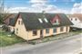 Et stort gult og slidt hus