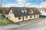 Et stort gult og slidt hus