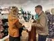 En mand i en butik køber en silkeunderkjole