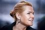 En rødblond kvinde smiler
