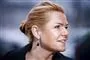 En rødblond kvinde smiler