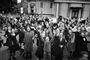 folk står på gaden i 1945