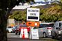 skilt vier vej til vaccinationscenter på new zealand
