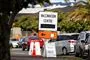 skilt vier vej til vaccinationscenter på new zealand