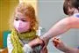 En pige får en vaccine i armen 