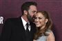 ben affleck og jennifer lopez står tæt