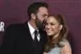 ben affleck og jennifer lopez står tæt