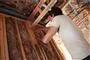 En mand isolerer et sted i huset