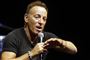 bruce springsteen står på scenen