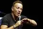 bruce springsteen står på scenen