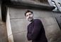 Portræt af Nikolaj Coster-Waldau han står med siden til og smiler