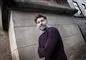 Portræt af Nikolaj Coster-Waldau han står med siden til og smiler