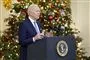 Biden foran et juletræ