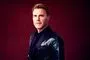 Portræt af Gary Barlow i glitrende smoking jakke og rød baggrund
