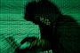 En mand i profil der ligner en hacker
