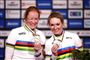 to glade damer med medaljer