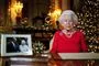dronning elizabeth sidder i rødt outfit