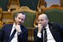 to mænd sidder i folketingssalen