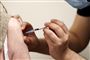 person vaccineres med sprøjte i overarmen