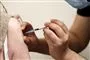 person vaccineres med sprøjte i overarmen
