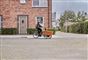 En far cykler sine børn af sted i en ladcykel