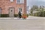 En far cykler sine børn af sted i en ladcykel