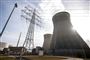 Atomkraftværk i silhuet mod solen