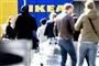 folk foran ikea-butik