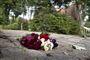 blomster på fortov ved drabssted