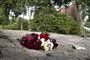blomster på fortov ved drabssted