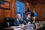 joe biden sidder ved skrivebord