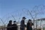 vagter ved et pigtrådshegn