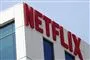 bygning med røde bogstaver der danner ordet netflix