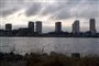 højhuse ses på den anden side af bugt 