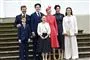 royal familie poserer på trappe