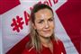 Anna Kasprzak portræt hun har rødt tøj på og står foran et dansk flag