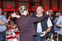 Arne Juhl og Mette Frederiksen krammer