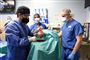 Kirurger fra University of Maryland School of Medicine ses under operationen af David Bennett.